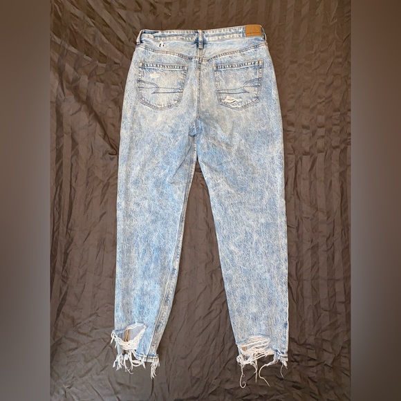 Size 10 Long American Eagle Distressed Light Wash Mom Jean - Picture 2 of 8